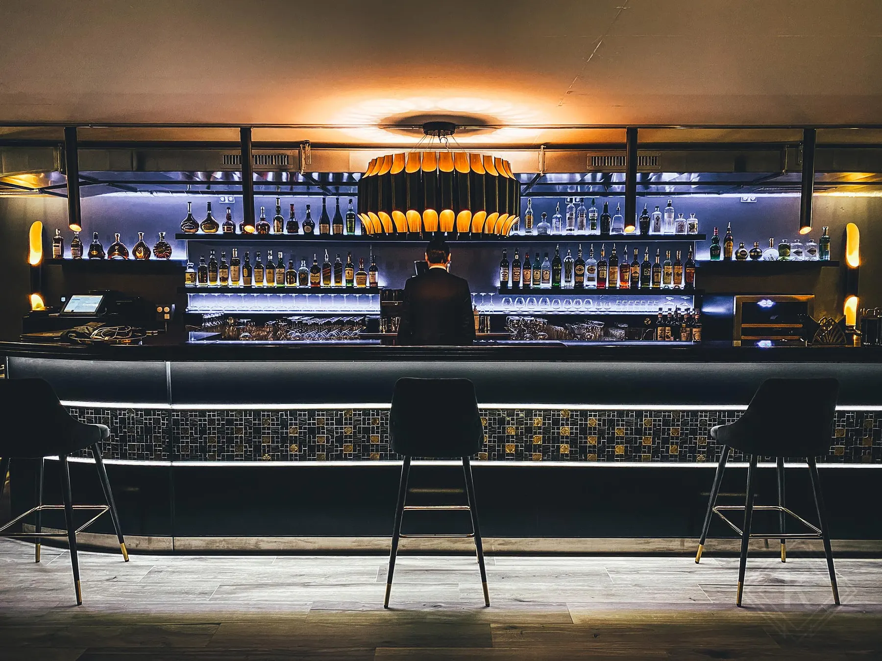 Le bar du Kaiser, éclairé à la lumière dorée